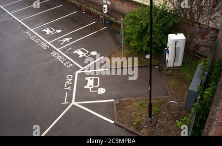 Leere Parkplätze mit Markierungen zum Laden von Elektroautos am Southampton Central Railway Station UK. Stockfoto