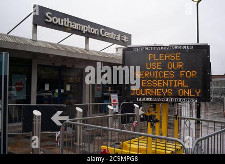 Digitales Informationsschild am Bahnhof Southampton, das Pendlern beim Betreten des Bahnhofs die Sicherheitsmeldungen Covid-19 zeigt. Stockfoto