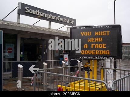 Digitales Informationsschild am Bahnhof Southampton, das Pendlern beim Betreten des Bahnhofs die Sicherheitsmeldungen Covid-19 zeigt. Stockfoto