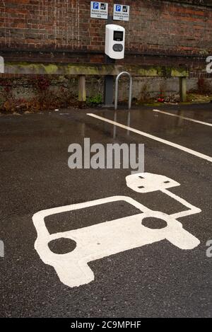 Leere Parkplätze mit Markierungen zum Laden von Elektroautos am Southampton Central Railway Station UK. Stockfoto