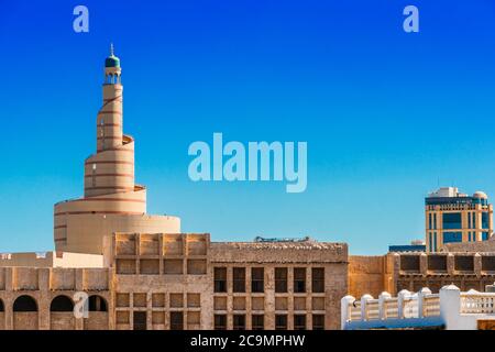 DOHA, KATAR - FEB 27, 2020: Traditionelle Architektur von Souq Waqif mit Spiral-Moschee, beliebtes Touristenziel in Doha, Katar Stockfoto