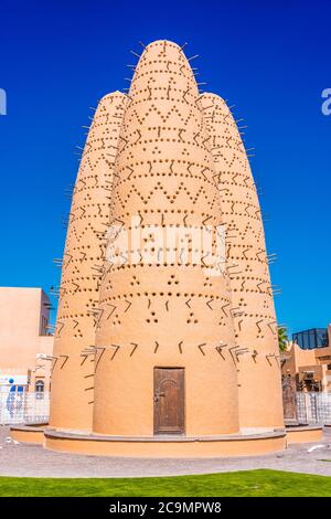 DOHA, KATAR - 28. FEB 2020: Taubentürme vor der Katara Moschee im Katara Kulturdorf, beliebtes Touristenziel in Doha, Katar Stockfoto