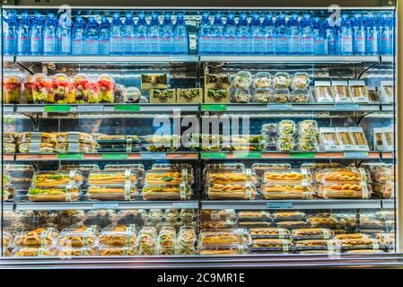 DOHA, KATAR - 28. FEB 2020: Vorgepackte Sandwiches, Salate und Getränke in einem handelsüblichen Kühlschrank Stockfoto