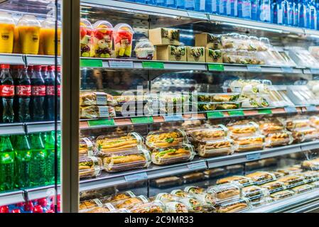 DOHA, KATAR - 28. FEB 2020: Vorgepackte Sandwiches, Salate und Getränke in einem handelsüblichen Kühlschrank Stockfoto