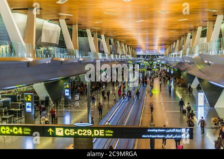 DOHA, KATAR - 28. FEB 2020: Innenraum des Hamad International Airport in Doha, Katar Stockfoto