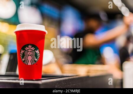 DOHA, KATAR - 28. FEB 2020: Eine Papiertasse Kaffee in Starbucks Coffee Shop am Hamad International Airport in Doha, Katar Stockfoto
