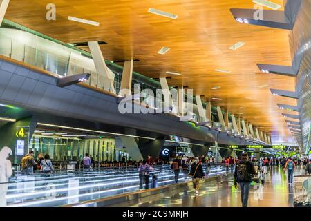 DOHA, KATAR - 28. FEB 2020: Innenraum des Hamad International Airport in Doha, Katar Stockfoto