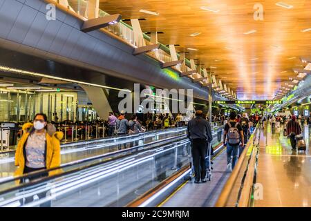 DOHA, KATAR - 28. FEB 2020: Innenraum des Hamad International Airport in Doha, Katar Stockfoto