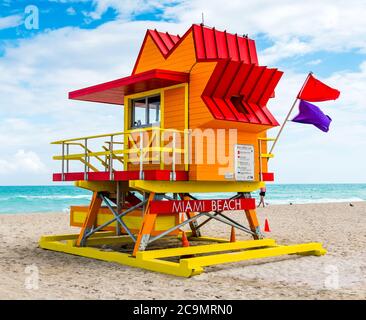 Nahaufnahme eines Rettungsschwimmerturms in Miami Beach unter einem bewölkten Himmel. Südflorida, USA Stockfoto