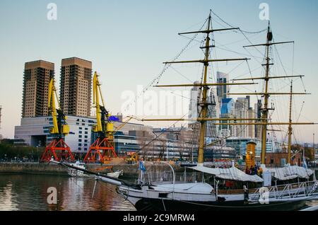 Großes Boot in einem Geschäftsviertel von Puerto Madero mit Blick auf Río de la Plata und in der Nähe der berühmten Puente de la Mujer geparkt. Stockfoto