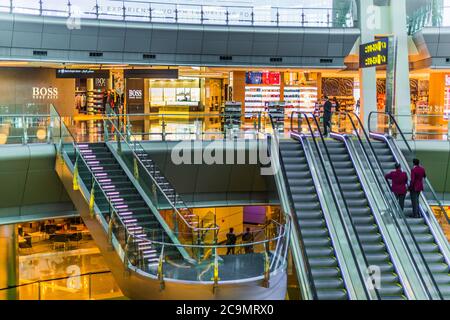 DOHA, KATAR - MAR 7, 2020: Innenraum des Hamad International Airport in Doha, Katar Stockfoto