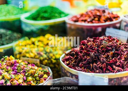 Verschiedene Gewürze und Kräuter auf dem arabischen Straßenmarkt. Souq Waqif in Doha, Katar. Stockfoto
