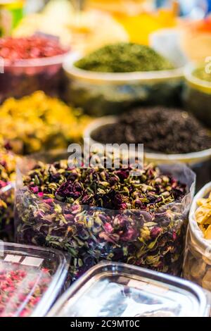 Verschiedene Gewürze und Kräuter auf dem arabischen Straßenmarkt. Souq Waqif in Doha, Katar. Stockfoto