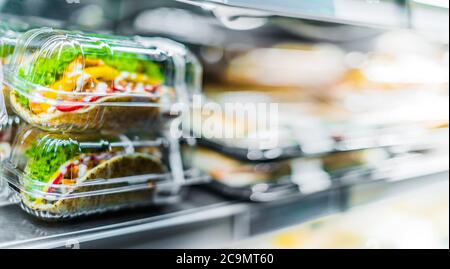 Chili Chicken mit Pita, vorgepackte Sandwiches in einem handelsüblichen Kühlschrank Stockfoto