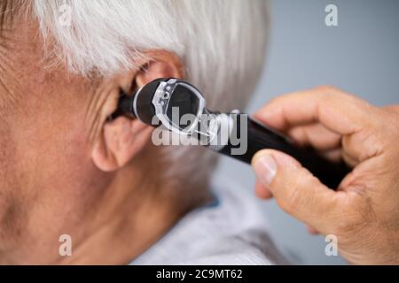 Otolaryngologie Prüfen. Arzt Untersucht Das Ohr Mit Otoskop Stockfoto