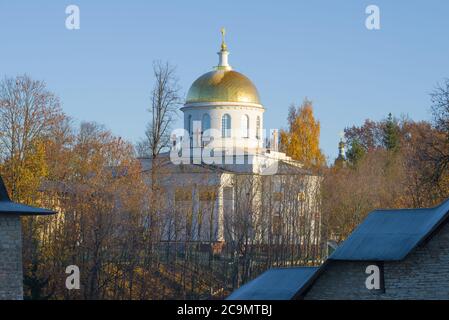 Blick auf St. Michael's Cathedral an einem sonnigen Oktobertag. Kloster Pskowo-Pecherskij. Petschory, Russland Stockfoto