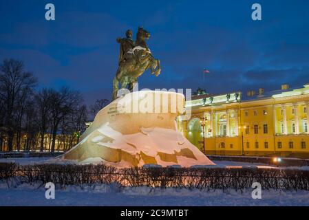 Denkmal Peter des Großen (Bronze-Reiter -1782) im Gebäude des Verfassungsgerichts von Russland am Februarabend. Sankt Petersburg, Russi Stockfoto