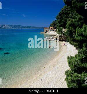 Ruhiger Kiesstrand mit türkisfarbenem Wasser, Bol, Insel Brac, Dalmatien, Kroatien, Europa Stockfoto