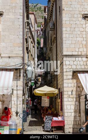 Touristen auf den Straßen der Altstadt Dubrovnik Stockfoto