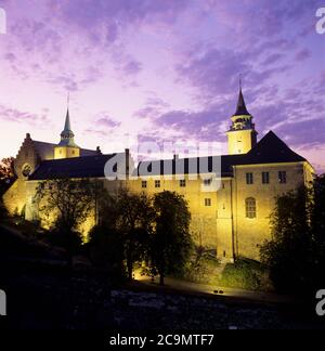 Akershus Festung mittelalterliche Burg in Oslo Flutlicht in der Morgendämmerung, Oslo, Norwegen Stockfoto