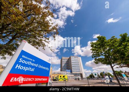 Willkommen bei Southend University Hospital Eingangsschild. Notaufnahme. Mid und South Essex NHS Foundation Trust. Eingangsschild, Hauptblock Stockfoto