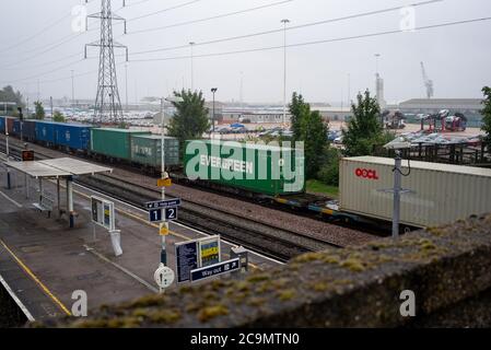 Evergreen Marine Reederei auf einem Güterzug in Richtung Southampton Docks kommen Stockfoto