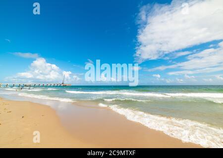 Sandküste und Zementpier im weltberühmten Daytona Beach. Florida, USA Stockfoto