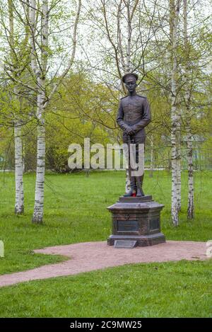 PUSCHKIN, RUSSLAND - 11. MAI 2020: Blick auf das Denkmal des Fürsten Romanow Oleg Konstantinovich, der an der Front des Ersten Weltkriegs starb, auf einem bewölkten Stockfoto