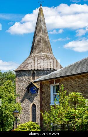 St. Mary's Church im Dorf Downe in Kent, England. Die Sonnenuhr an der Seite der Kirche ist ein Denkmal für Charles Darwin. Stockfoto