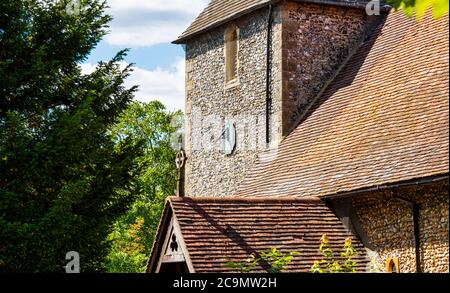 St. Mary's Church im Dorf Downe in Kent, England. Die Sonnenuhr an der Seite der Kirche ist ein Denkmal für Charles Darwin. Stockfoto