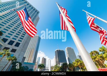 USA Flaggen und Wolkenkratzer im Bayfront Park in der Innenstadt von Miami. Südflorida, USA Stockfoto