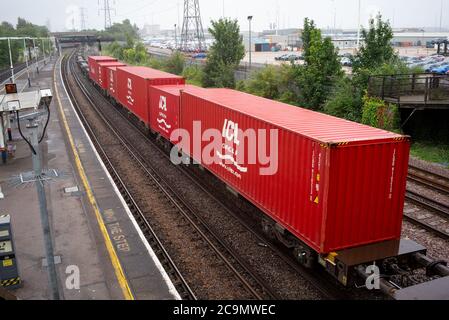 Ein Güterzug mit ICL-Gruppe Transportcontainern aus Southampton Docks. Stockfoto