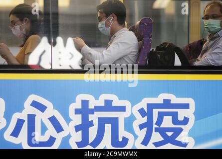 Hongkong, China. Juli 2020. Menschen, die Gesichtsmasken tragen, nehmen einen Bus in der Zentralregion von Hong Kong, Südchina, 27. Juli 2020. Quelle: Wang Shen/Xinhua/Alamy Live News Stockfoto