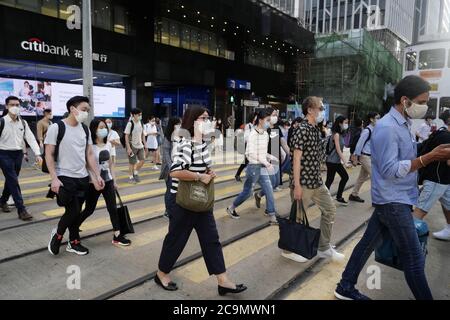 Hongkong, China. Juli 2020. Menschen mit Gesichtsmasken wandern in der Zentralregion von Hongkong, Südchina, 27. Juli 2020. Quelle: Wang Shen/Xinhua/Alamy Live News Stockfoto