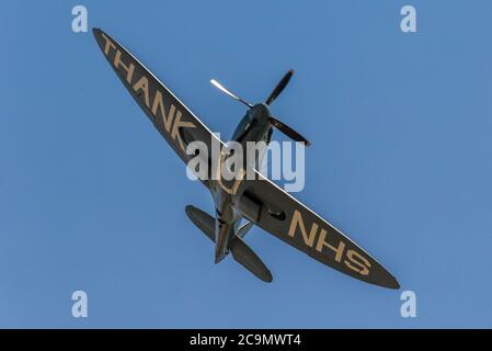 Eastbourne District Hospital, Eastbourne, East Sussex, Großbritannien. August 2020. Spitfire PL983 ‘L' fliegt heute Nachmittag über das Eastbourne District General Hospital als Teil seines Salutes an das NHS-Personal. Das Flugzeug verließ Duxford heute Morgen, um einen Flug über 20 Krankenhäuser, einschließlich Hastings Conquest, und Bexhill abzuschließen und soll seinen letzten Pass über Salisbury Krankenhaus am späten Nachmittag machen. Quelle: Alan Fraser/Alamy Live News Stockfoto