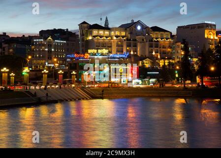 DALAT, VIETNAM - 26. DEZEMBER 2015: Stadtzentrum in der Abenddämmerung Stockfoto