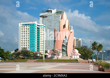 Nha TRANG, VIETNAM - 30. DEZEMBER 2015: Tower Lotus auf dem Hintergrund der modernen Hochhaushotels. Der zentrale Platz der Kurstadt Nha Trang Stockfoto