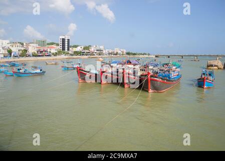 NYA TRANG, VIETNAM - 30. DEZEMBER 2015: Cai-Fluss an einem sonnigen Tag Stockfoto