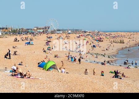 Geschäftiges hastings Beach, East sussex, großbritannien Stockfoto