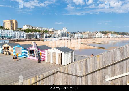 Hastings vom Pier aus gesehen, hastings, East sussex, großbritannien Stockfoto