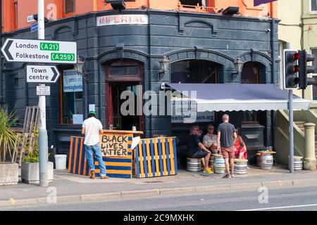 Pub, der Gäste im Freien mit Black Lives Matter Schild an der Bar, hastings, East sussex, großbritannien, bedient Stockfoto