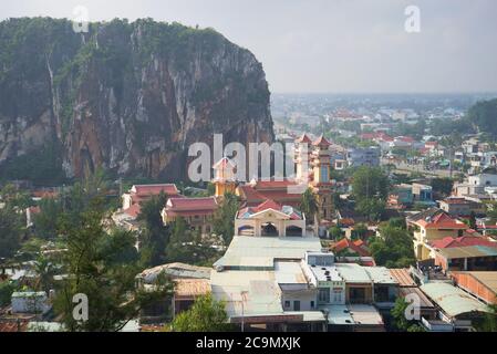 DA NANG, VIETNAM - 05. JANUAR 2016: Buddhistischer Tempel Thanh, dass Trung Sohn in den Marmorbergen am Morgen Dunst Stockfoto