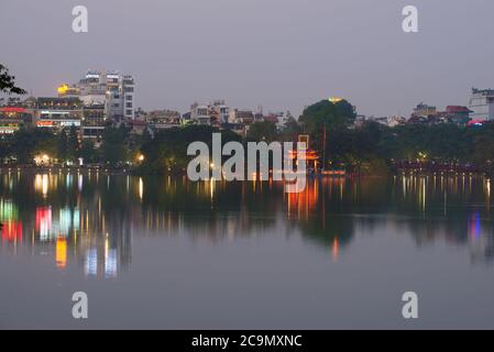 HANOI, VIETNAM - 13. DEZEMBER 2015: Abenddämmerung auf dem Hoan Kiem See Stockfoto