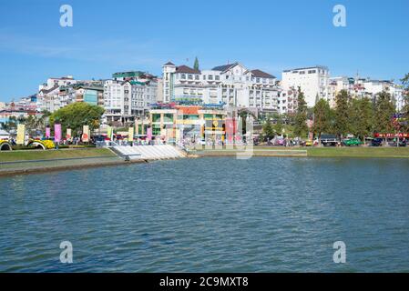 DA LAT, VIETNAM - 27. DEZEMBER 2015: Das moderne Stadtzentrum von Da Lat an einem sonnigen Tag Stockfoto