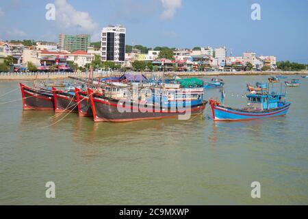 Nha TRANG, VIETNAM - 30. DEZEMBER 2015: Angelschoner im Hintergrund der Hafenpromenade der Stadt am Kai Stockfoto