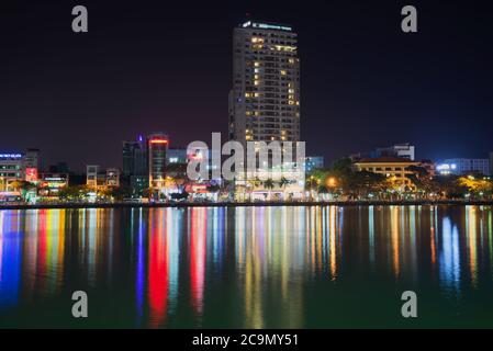 DA NANG, VIETNAM - 05. JANUAR 2016: Flussufer des modernen Da Nang in der Nachtbeleuchtung Stockfoto