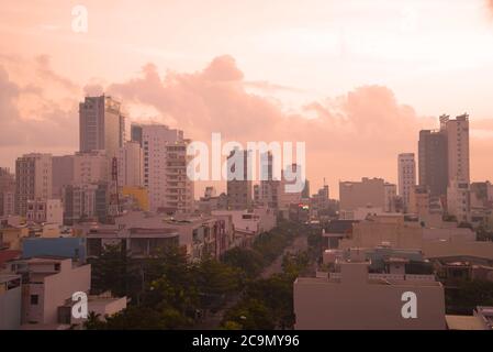 DA NANG, VIETNAM - 07. JANUAR 2016: Sonnenaufgang in der modernen vietnamesischen Stadt Stockfoto