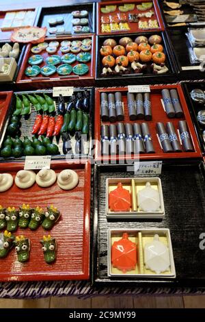 Chopsitcks on elegant symbolic holders coplement Asian fine Dining. Stockfoto