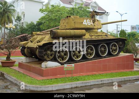 DANANG, VIETNAM - 05. JANUAR 2016: Sowjetischer Panzer T-34-85 in der Ausstellung des Museums der 5. Militarisierten Zone Stockfoto