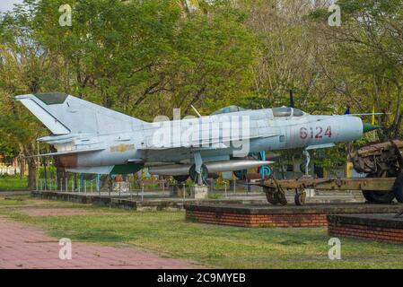 HUE, VIETNAM - Januar 08, 2016: Sowjetische MiG-21 Fighter in der Stadt Museum von Hue. Seitenansicht Stockfoto